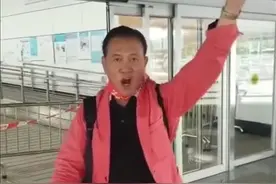 万梓良久违回港太兴奋，过关口时脱下口罩大叫，疑被工作人员阻止图片