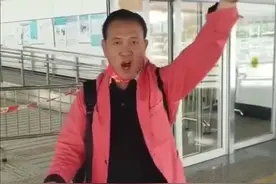 万梓良久违回港太兴奋，过关口时脱下口罩大叫，疑被工作人员阻止图片