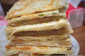 做烙饼，不放酵母不用开水，教您详细做法，每张饼都柔软层次多​图片