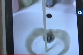 自来水里惊现黑色不明物！长沙五矿哈佛小镇连夜清洗管网…家里的水出现这问题先别用图片