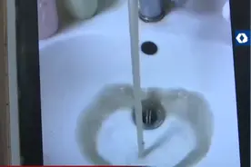 自来水里惊现黑色不明物！长沙五矿哈佛小镇连夜清洗管网…家里的水出现这问题先别用图片