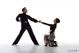 为什么奉劝女人不要跳交谊舞？43岁阿姨：跳交谊舞的男人手不正经图片