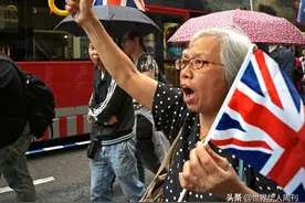 爱举英国国旗、专业卖国的王婆被捕：知道英国有多嫌弃你吗？图片