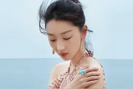 周冬雨气质开挂，扎发造型搭配连衣裙苗条又高级，魅力十足图片