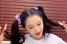 关晓彤儿童节对镜头卖萌，看清她的坐姿后，真当自己没男粉了？图片