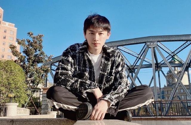 账号,后是曾经为吴亦凡辩护的明星网红,六六,苏芒,马薇薇等人被禁言