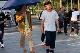 冯绍峰拍戏近照暴瘦！一双腿细得撑不满裤管，四肢瘦弱如枯树干枝图片