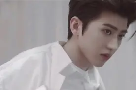 凭“暴扣”一战成名，王浩轩自夸强的像蔡徐坤，今沦落蹭流量热度图片