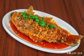 为什么饭店里的糖醋鱼酥脆好吃，原来上浆是关键，鲜味十足图片