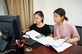 我来当回你不知道的ta丨记者体验招办老师的一天：手机离不开充电线，喉宝和胖大海是标配图片