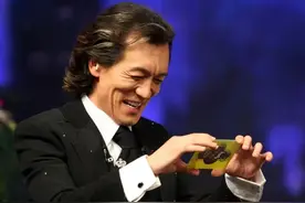 李咏女儿沙滩照，“海藻”泳裤只有一根绳，网友：17岁这么狂野？图片