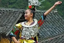 黔东南大山深处有一群苗姑娘 她们穿着“世界第一短”的超短裙图片