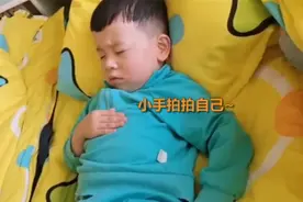 男童初上幼儿园，午睡自己哄自己火了，网友：好笑又心疼图片