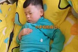 男童初上幼儿园，午睡自己哄自己火了，网友：好笑又心疼图片