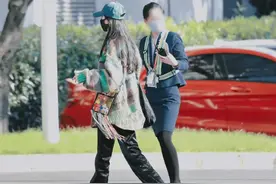 杨幂同空姐肩并肩走机场，穿皮裤配流苏包，当众扯毛衣线条好可爱图片