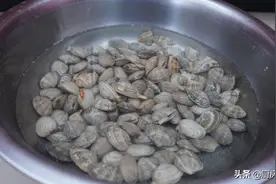 让花甲吐沙，别再傻傻的只放盐，这么做，10分钟就能吐得干干净净图片