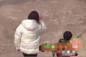 4岁小海绵探班baby，太朴素不像星二代，工作人员陪不见妈妈图片