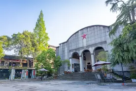这家民宿由县委大院改造，每间独立设计，还有冯小刚《芳华》原型图片