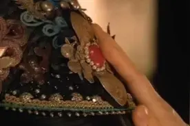 甄嬛传：皇上临死前为何摸甄嬛头，她戴了什么，让皇上恨极了她图片