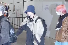 顶级男团防弹少年团机场直击！粉丝热情应援人气高！视频封面