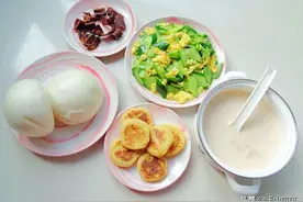 我家周末三餐，大盘鸡配奶茶，群友说，这才是新疆家庭该有的样子图片