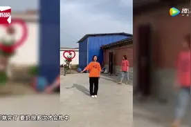 27米外用斧头开啤酒竹竿扎气球惊艳操作网友看呆：高手啊图片