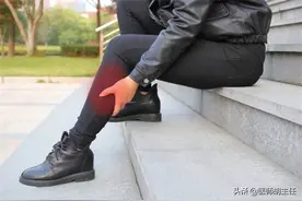 老人经常压腿、拉筋，对骨骼健康到底是好是坏？很多人都做错了图片
