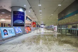 直击退水后的郑州东站：滞留旅客席地而睡，保洁人员清理堆积淤泥图片