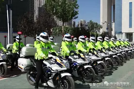 梨城骑警队换新装 反光衣长筒靴展风采图片