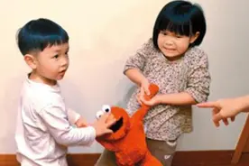 孩子被抢东西后有这种表现，说明他有魄力，未来有成为领导的潜质图片