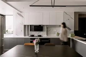 主卧室做双面衣柜越来越普遍，只有入住后，才知道有多实用图片