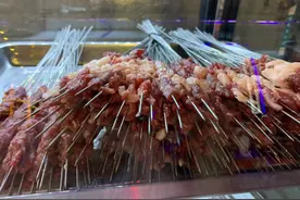 国庆节，一家三口在路边摊吃烧烤，结账时，老公和老板闹得不开心图片