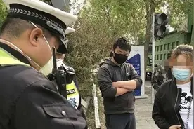 男子未带头盔还携女友骑摩托上路，民警一查没驾照还挂假牌图片