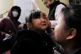 为什么婴儿看到一些人会突然哭泣，还真不是迷信，听听这科学道理图片