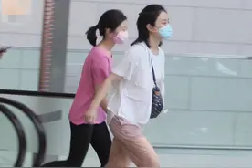 张家辉离奇暴瘦疑生病，关咏荷母女逛街见记者惊慌跑开，不作回应图片