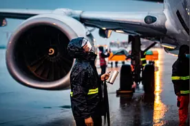 致敬每一位在雷雨中坚守的民航人#民航那些事儿#图片