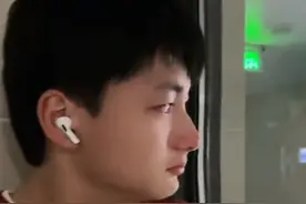 江苏一男孩放假看望82岁太奶奶，见老人从病房被搀扶走出瞬间泪崩图片