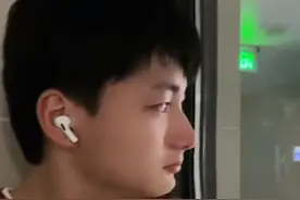 江苏一男孩放假看望82岁太奶奶，见老人从病房被搀扶走出瞬间泪崩图片