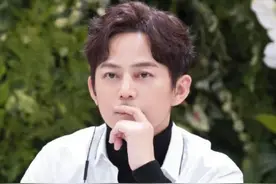 何炅现状让人惋惜，微博数据从千万跌至一千，还被同行拉出来挡枪图片