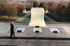 美军无名战士墓，守灵卫兵24小时不间断，配礼服墨镜步枪图片