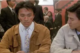 还记得《功夫》中的酱爆吗？戏中傻里傻气的他，戏外却是大人物图片