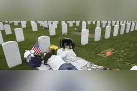 丈夫不幸去世，女子带着宝宝在墓地一住就是四年图片