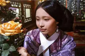 甄嬛传：宜修嫁给雍正多年，为何膝下无子？注意看剪秋浇花用的壶图片