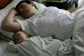 萌娃和爸爸的睡姿神同步，网友：无需做鉴定，亲生父子无疑图片