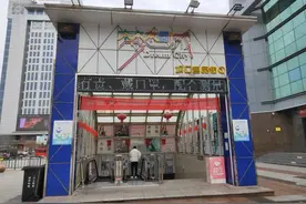 男子夜闯姜堰商城，拎起两件大衣就跑！发生了什么？图片