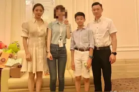 杨威一家三口罕见露面，11岁儿子身高瞩目，这个腿长羡慕了图片