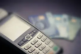 贷款逾期男子称被银行上门逼债，83岁父亲病倒去世，起诉涉事银行索赔45万，银保监局称催收话术不当要求追责图片