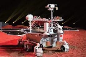 中国火星车远小于毅力号，但却有绝活：能横着走，还能玩尺蠖蠕行图片