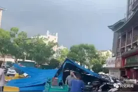 大雨过后，兴化市中心一块广告牌从天而降图片