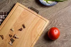 菜板每天只用清水洗，等于吃细菌，一个简单方法，菜板干净又卫生图片